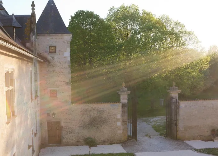 Chateau De Bois Bed and breakfast Les Nouillers