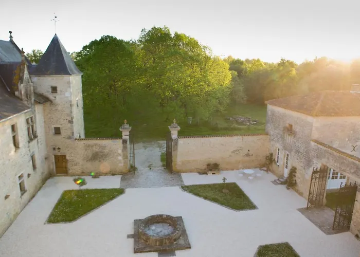 Chateau De Bois Bed & Breakfast 3*